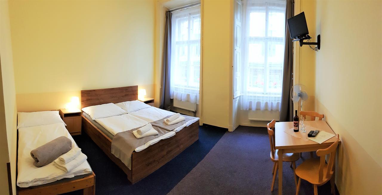 Hotel U Dvou Zlatych Klicu Praha Bagian luar foto