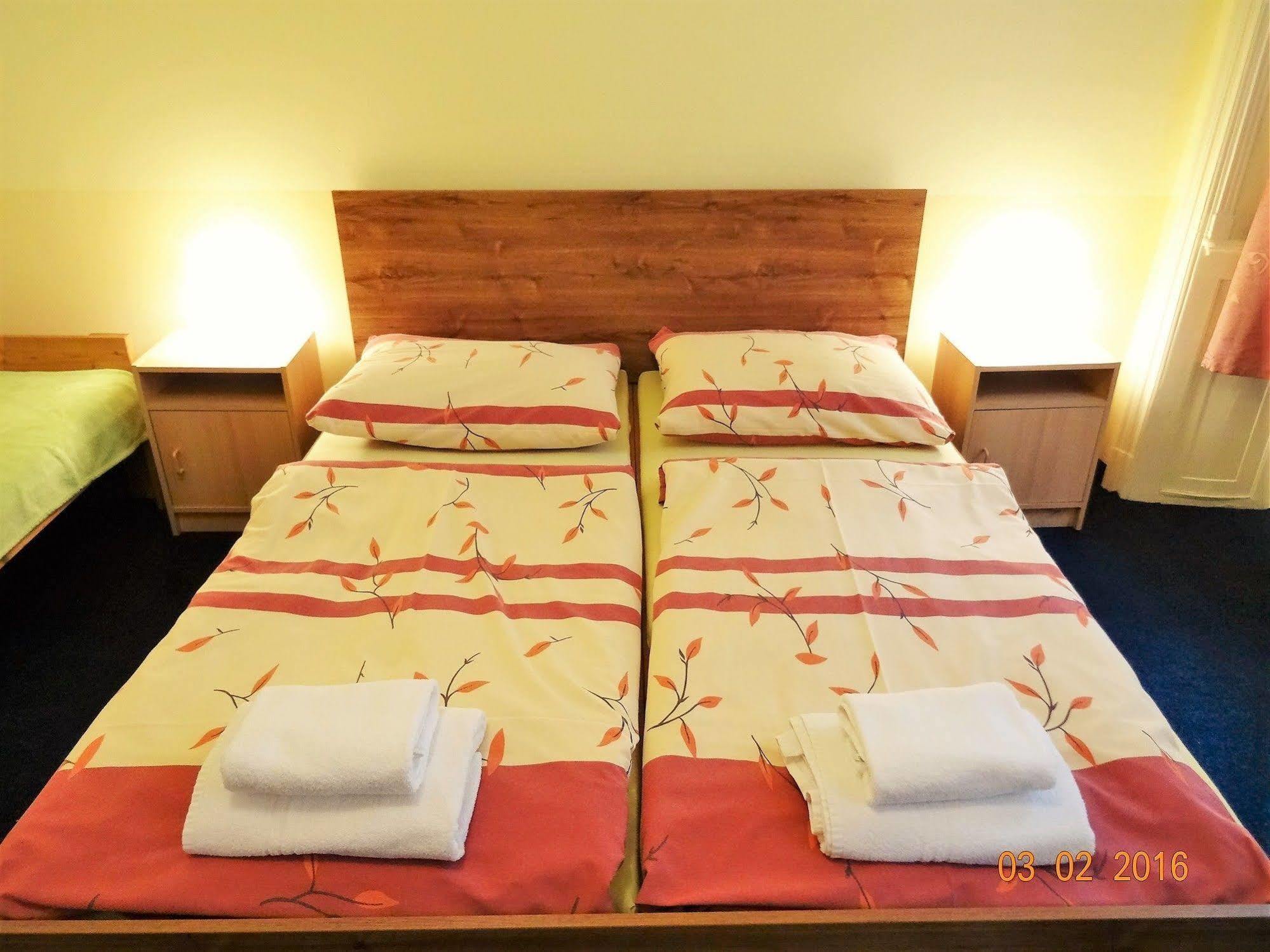 Hotel U Dvou Zlatych Klicu Praha Bagian luar foto
